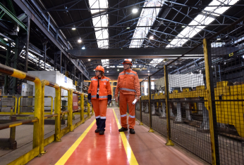 trabajadores por los pasillos de las instalaciones de Celsa Barcelona